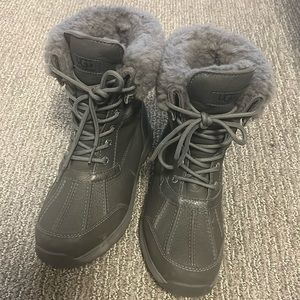 Lightly worn Ugg Adirondack III boots in charcoal